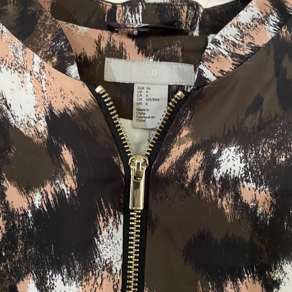 H&M | Printed bomber jacket with gold zipper | Size 6 - Picture 2 of 3